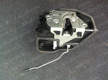 宝马760LI车门锁块