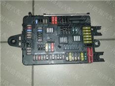 宝马118I保险丝盒