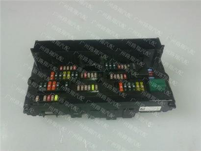 宝马750LI保险丝盒