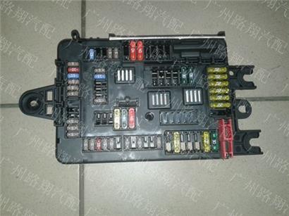 宝马GT320I保险丝盒