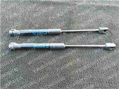 宝马528LI机盖撑杆