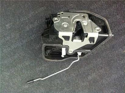 宝马750LI车门锁块
