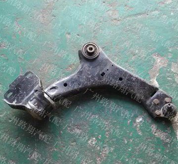 路虎神行者2下摆臂