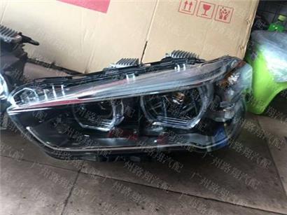 宝马X1前大灯