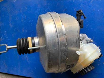 奔驰C63刹车大力鼓-刹车总泵