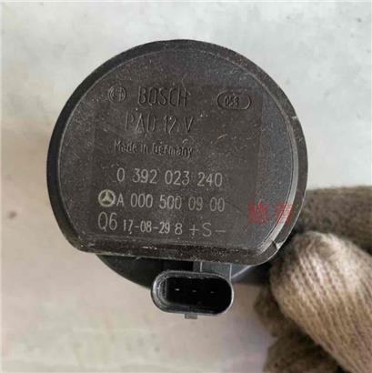 奔驰C63冷却液泵