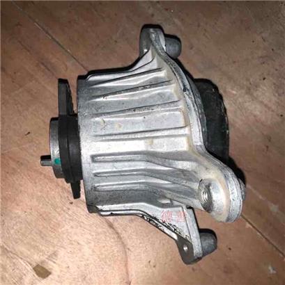 奔驰C200发动机脚胶